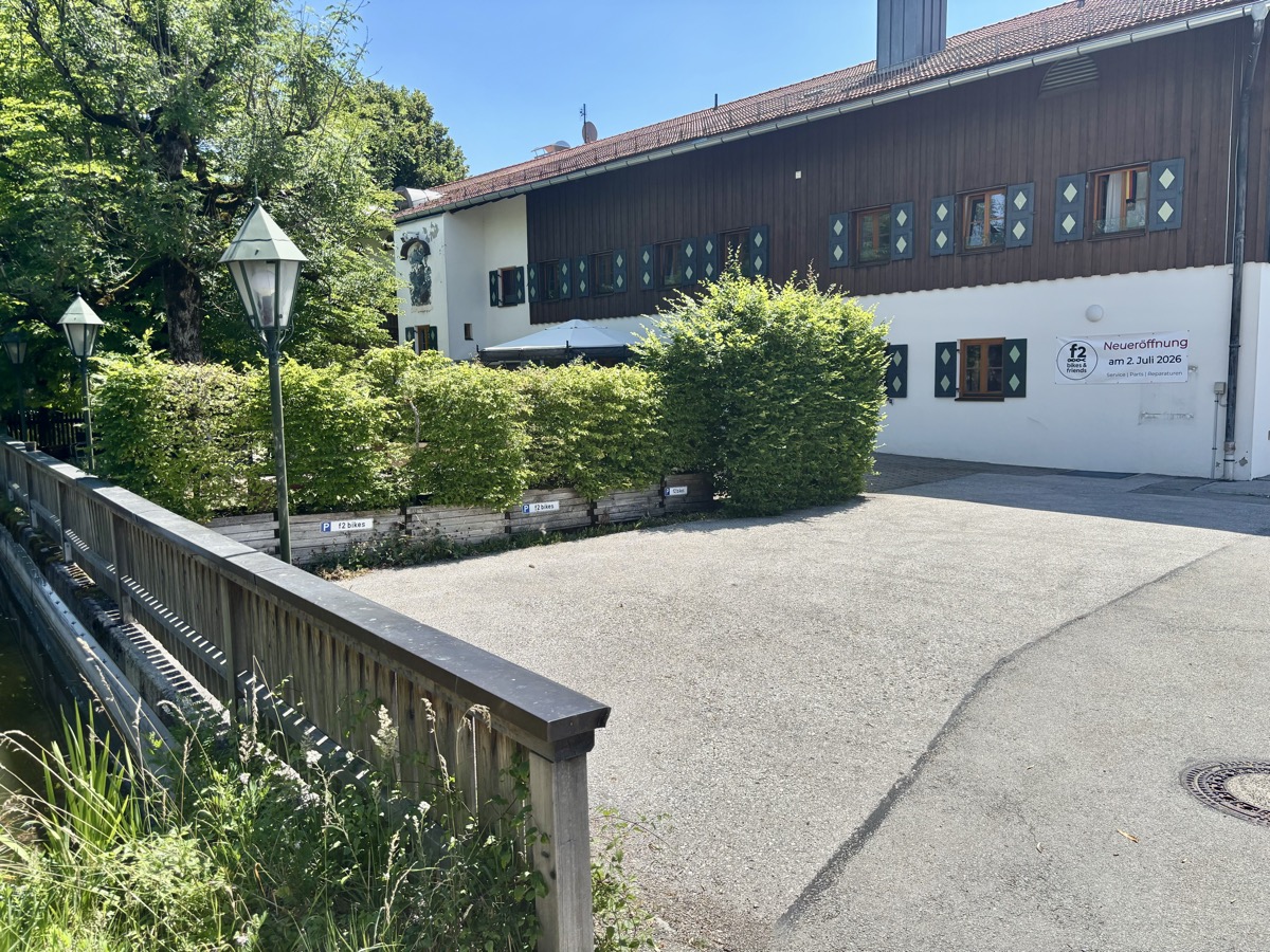 Großzügige Parkfläche direkt am f2-bikes-Geschäft Am Weiher 4