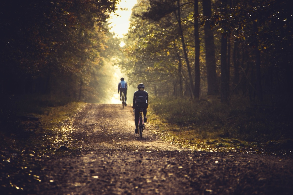 Gravelbike-Tour im Isartal südlich von München – Schotterweg, weiches Gegenlicht