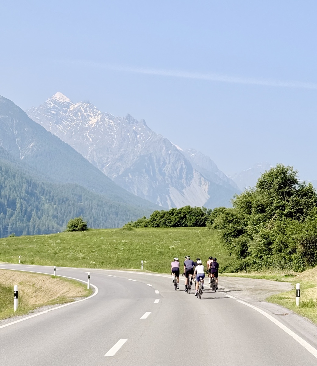 Premium-Rennrad am Voralpenrand bei München – Carbon-Rahmen im goldenen Abendlicht