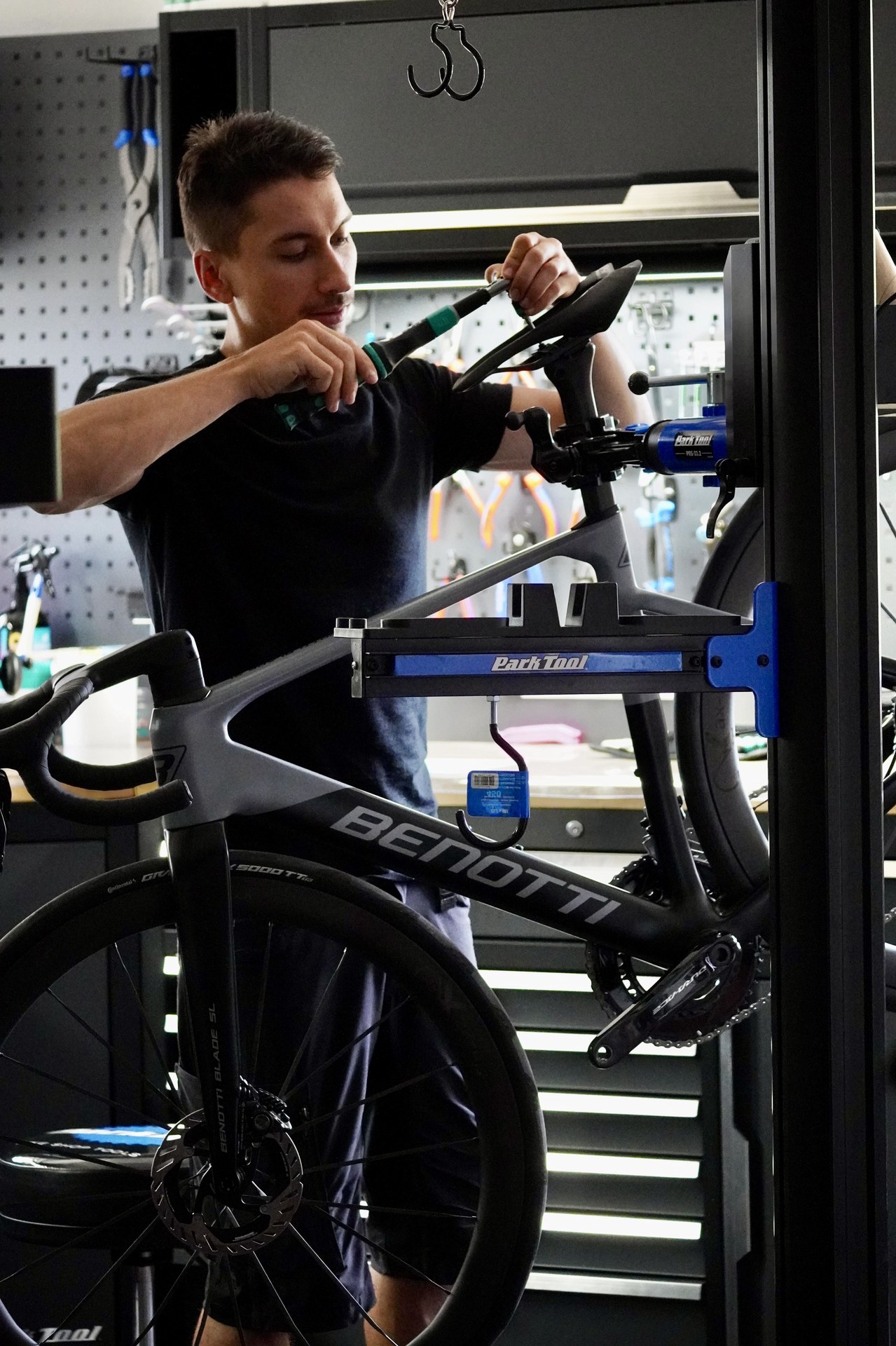 Felix, Zweiradmechatronikermeister bei f2 bikes & friends, bei der Montage eines Benotti-Rennrads in der Werkstatt