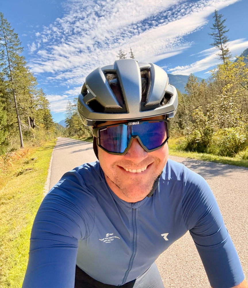 Florian, Inhaber von f2 bikes & friends, auf seinem Rennrad in den Bayerischen Voralpen