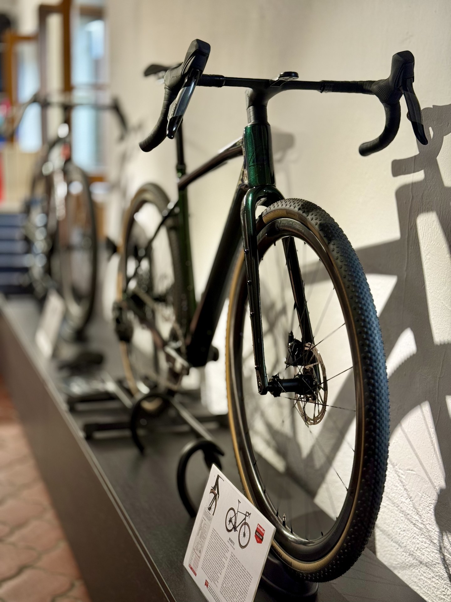 Gravelbike-Tour im Isartal südlich von München – Schotterweg, weiches Gegenlicht
