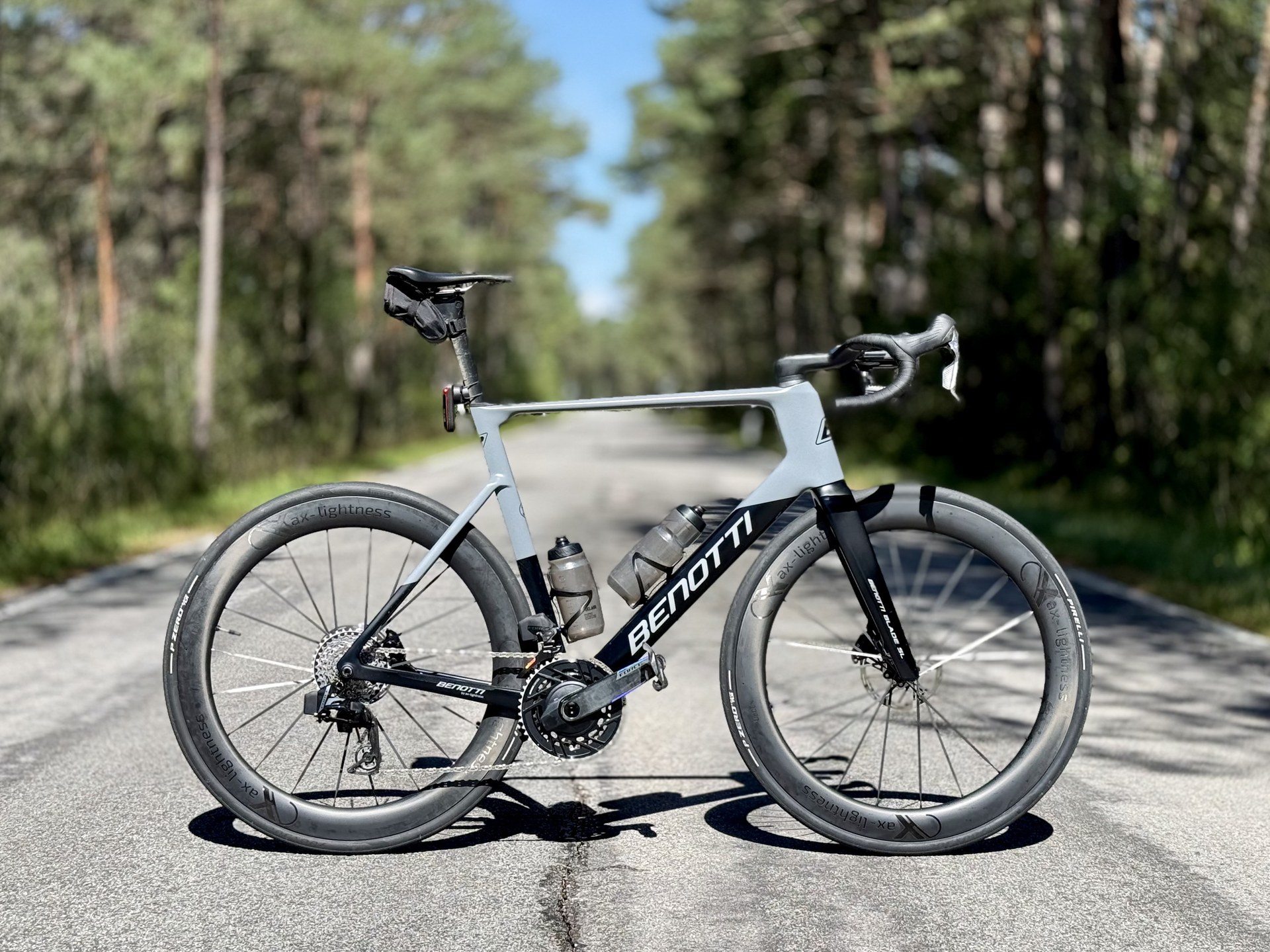 Premium-Rennrad am Voralpenrand bei München – Carbon-Rahmen im goldenen Abendlicht