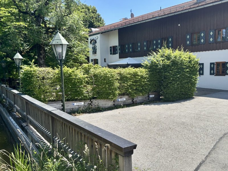 Eingang und Parkplatz von f2 bikes & friends, Am Weiher 4 – Vorschau zum 360°-Rundgang