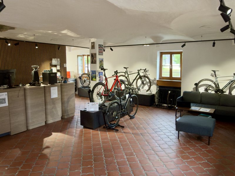 Verkaufsraum von f2 bikes & friends in Straßlach-Dingharting – Vorschau zum 360°-Rundgang